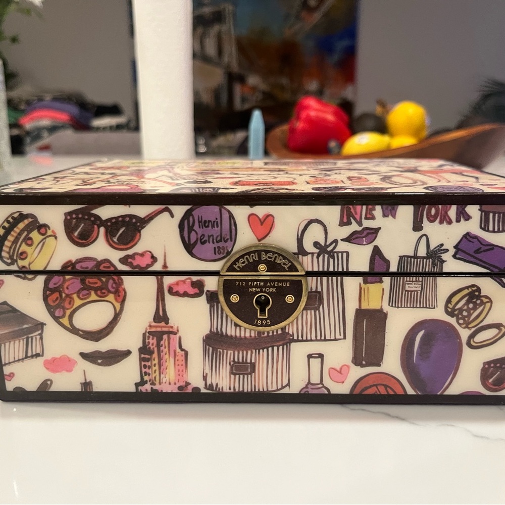 Henri Bendel Chic Illustrated Jewelry Box